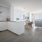 R143 Beachfront Dorianne Διαμέρισμα *