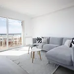 R143 Beachfront Dorianne Διαμέρισμα *