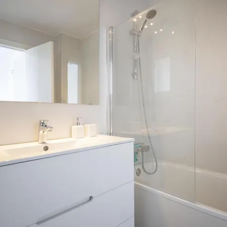 R143 Beachfront Dorianne Apartmán