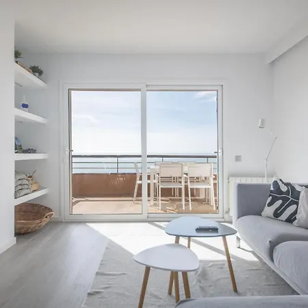 R143 Beachfront Dorianne Apartmán