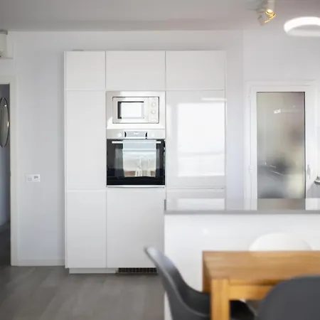 R143 Beachfront Dorianne Apartmán *