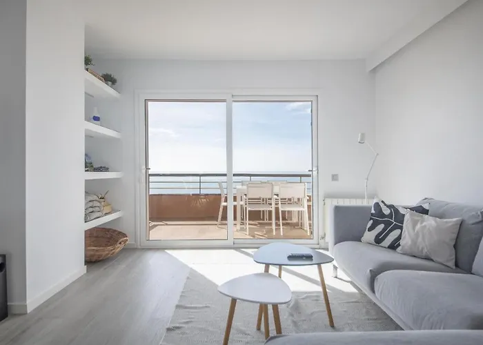 R143 Beachfront Dorianne Apartament