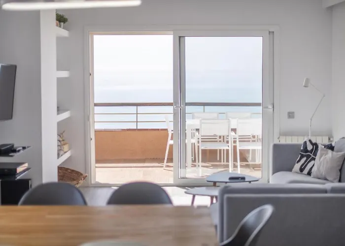 R143 Beachfront Dorianne Apartament
