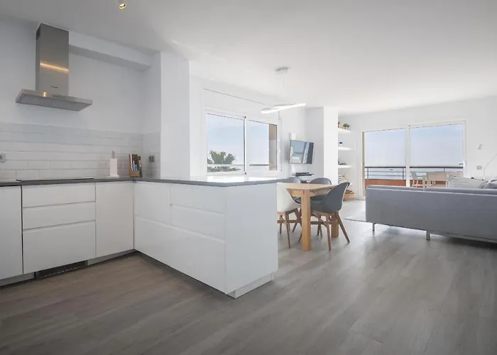 R143 Beachfront Dorianne Apartament *