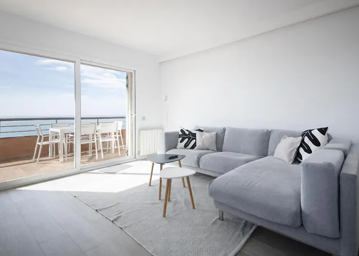 R143 Beachfront Dorianne Apartament *